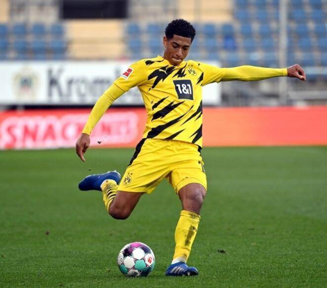 [德甲]科曼左侧落底传中 凯恩轻松头球破门